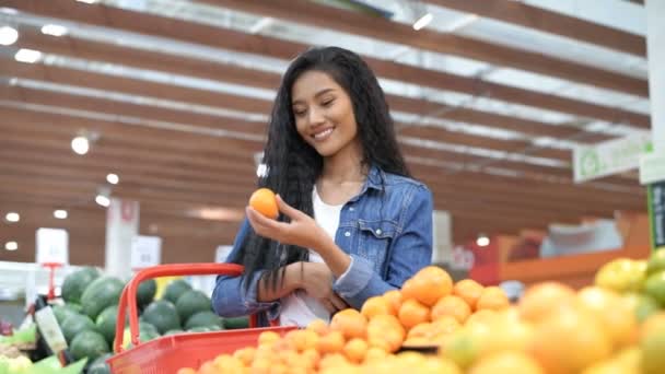 Αγοραστικές Ιδέες Όμορφο Κορίτσι Αγοράζει Φρούτα Στο Εμπορικό Κέντρο Ανάλυση — Αρχείο Βίντεο