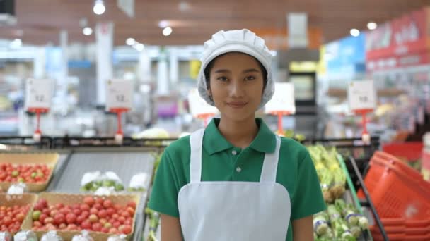 Shopping Concepts Sales Staff Confident Customer Service Fruit Vegetable Department — Stock Video