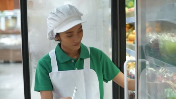 Einkaufskonzepte Die Frau Kontrolliert Die Qualität Der Produkte Der Obst — Stockvideo