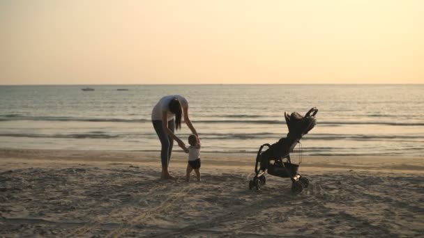 Toerisme Een Aziatische Vrouw Leert Haar Kinderen Langs Het Strand — Stockvideo