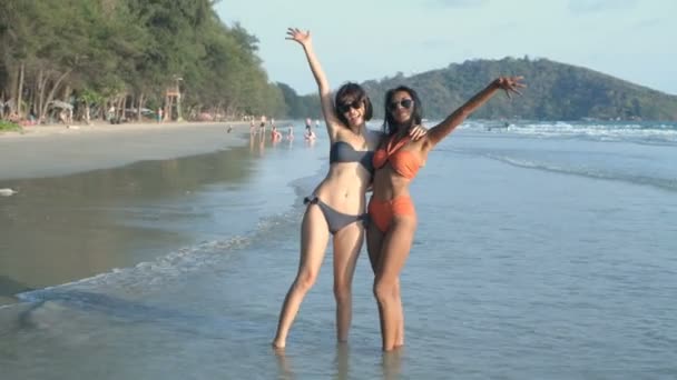 Conceito Viagem Uma Mulher Asiática Biquíni Está Cumprimentando Turistas Praia — Vídeo de Stock