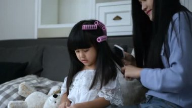 Aile kavramı. Annem sabahleyin kızımı tarıyordu da. 4k Çözünürlüğü.