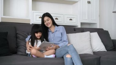 Aile kavramı. Anne ve çocuk internetten öğretim materyalleri öğreniyorlar. 4k Çözünürlüğü.