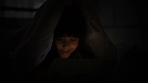 传播概念 这个女孩正在睡觉的时候玩平板电脑 4K分辨率 — 图库视频影像