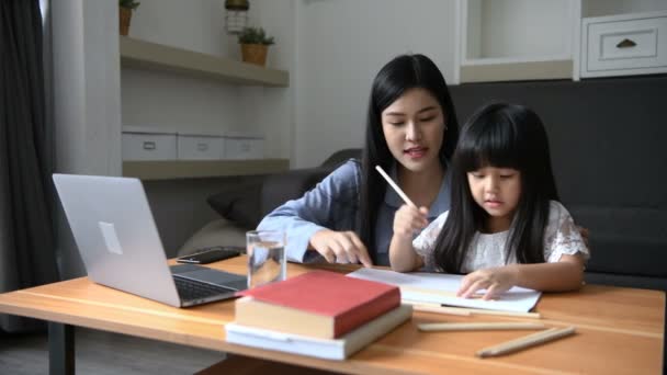 Concepto Familiar Madre Enseñando Hija Dibujar Casa Resolución — Vídeos de Stock