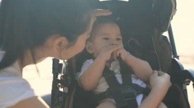 Tatil konsepti. Annem sahilde bebek büyütüyor. 4k Çözünürlüğü.