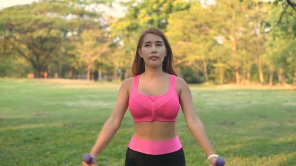 锻炼的概念 漂亮的女人在花园里锻炼身体 锻炼强壮的肌肉 4K分辨率 — 图库视频影像