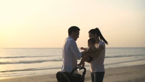 Concept Vacances Les Parents Jouent Avec Bébé Sur Plage Résolution — Video