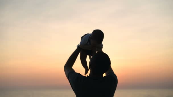 Concepto Vacaciones Padre Jugando Con Bebé Playa Resolución — Vídeo de stock