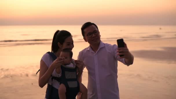 Vakantie Concept Ouders Kinderen Maken Samen Foto Aan Zee Resolutie — Stockvideo