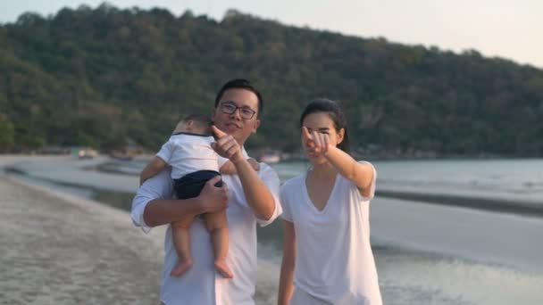 Ferienkonzept Die Familie Beobachtet Den Sonnenuntergang Strand Auflösung — Stockvideo