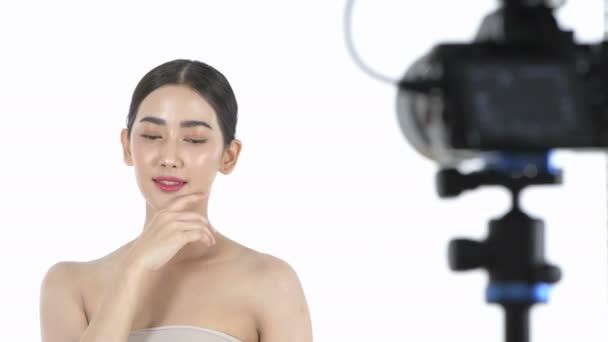 Güzellik Konsepti Beyaz Bir Stüdyoda Modellik Yapan Güzel Bir Kadın — Stok video