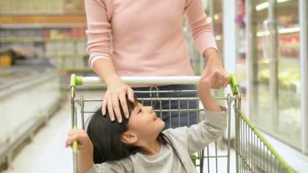 Alışveriş Konsepti Anne Kızı Alışveriş Merkezinde Geziniyor Çözünürlüğü — Stok video