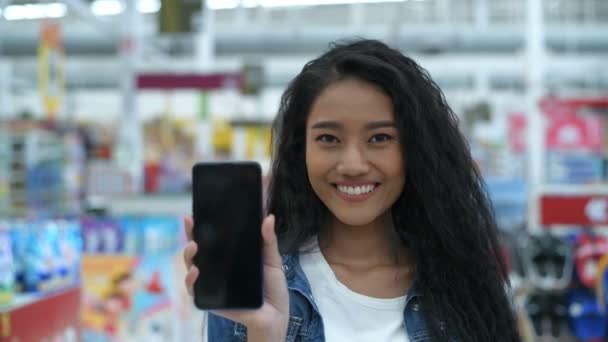 Conceptos Compras Las Mujeres Hermosas Están Demostrando Usando Teléfono Para — Vídeo de stock