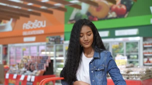 Conceitos Compras Mulheres Bonitas Estão Comprando Vegetais Shopping Resolução — Vídeo de Stock