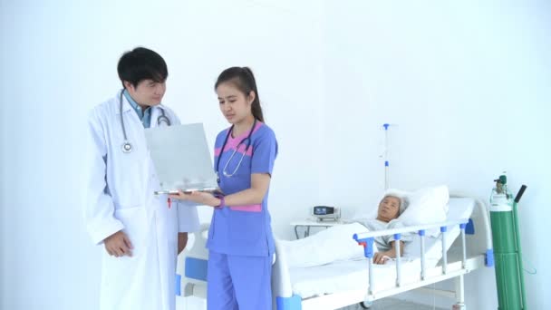 Des Concepts Médicaux Infirmière Signale Les Symptômes Patient Médecin Hôpital — Video