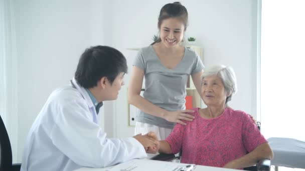 Medizinische Konzepte Der Arzt Machte Den Kranken Der Klinik Mut — Stockvideo