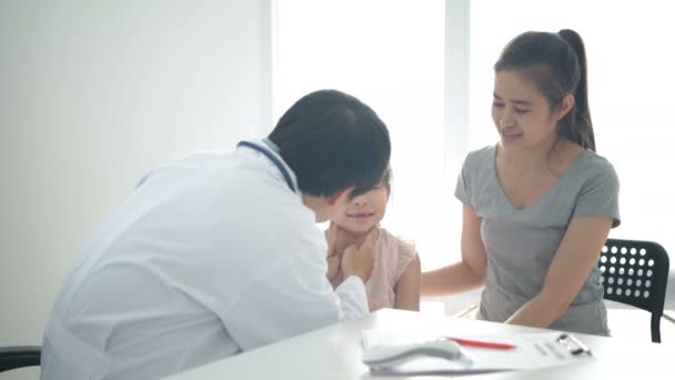 Medizinische Konzepte Der Arzt Untersucht Die Schilddrüse Des Patienten Der — Stockvideo