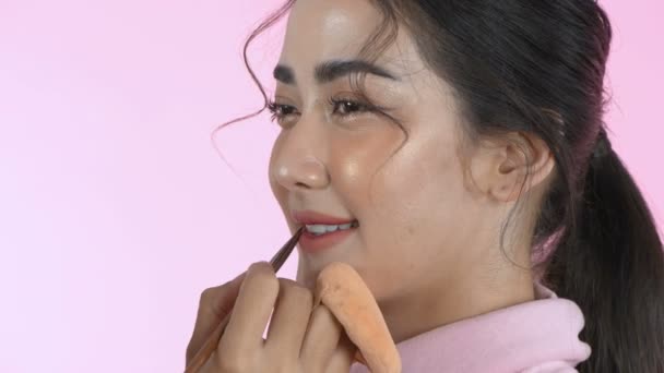 Concepto Belleza Maquillador Está Aplicando Lápiz Labial Los Clientes Resolución — Vídeo de stock