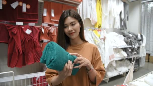 Bevásárlási Koncepciók Ázsiai Lányok Törülközőket Választanak Plázában Felbontás — Stock videók