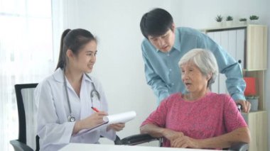 Tıbbi kavramlar. Doktor hastanın durumu hakkında bilgi almak istiyor. 4k Çözünürlüğü.