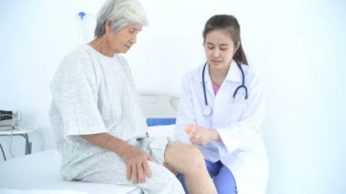 Tıbbi kavramlar. Doktor hastanede hastanın dizindeki osteoartriti kontrol ediyor. 4k Çözünürlüğü.