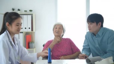 Tıbbi kavramlar. Doktor, hastanedeki hastanın boğazını muayene ediyor. 4k Çözünürlüğü.