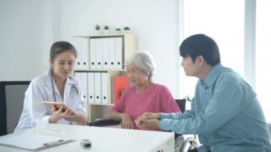 Tıbbi kavramlar. Doktor hastanedeki bir tabletle hastanın durumunu tarif ediyor. 4k Çözünürlüğü.