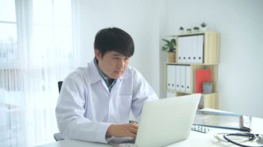 Tıbbi kavramlar. Doktor hastanede çalışırken stresli oluyor. 4k Çözünürlüğü.