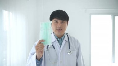 Tıbbi kavramlar. Doktor hastanede maske takıyor. 4k Çözünürlüğü.