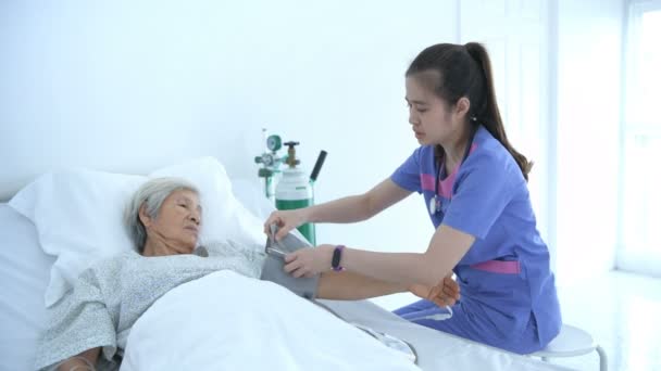 Medical Concepts Young Nurse Measuring Pressure Elderly Patients Hospital Resolution — Stock Video