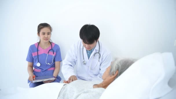 Conceptos Médicos Médico Está Revisando Estado Del Paciente Hospital Resolución — Vídeo de stock