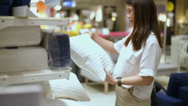 ショッピングのコンセプト アジアの女性はデパートで枕を買っている 4K分解能 — ストック動画