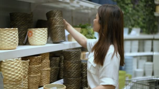 ショッピングのコンセプト アジアの女性はモール内で鉢植えを購入しています 4K分解能 — ストック動画