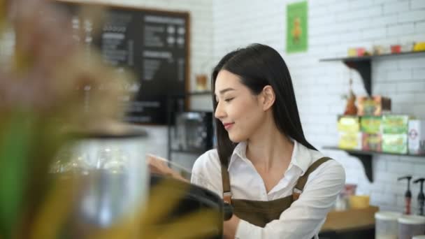 Concepto Cafetería Camarera Está Limpiando Tienda Resolución — Vídeo de stock