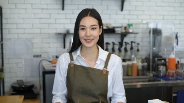 Concetto Caffetteria Una Donna Asiatica Sta Offrendo Una Torta Clienti — Video Stock