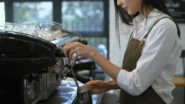 Concepto Cafetería Chicas Asiáticas Haciendo Café Dentro Del Mostrador Resolución — Vídeo de stock