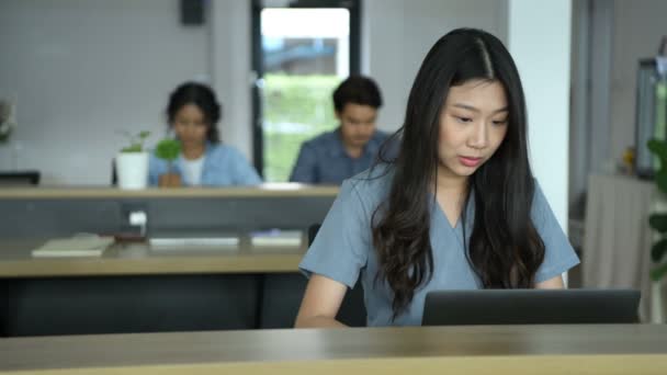 ビジネスの概念 アジアの女性が事務所の中でタイプしている 4K分解能 — ストック動画