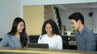 İş kavramları. Ortaklar iş yerinde birbirleriyle konuşuyorlar. 4k Çözünürlüğü.