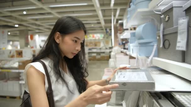 Conceitos Compras Mulheres Asiáticas Estão Escolhendo Caixas Roupas Lojas Departamento — Vídeo de Stock