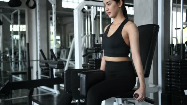 Koncept Fitness Asiatka Cvičí Stehna Tělocvičně Rozlišení — Stock video