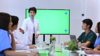 Tıbbi konsept. Doktor toplantıyı yeşil ekranda izleyerek açıklıyor. 4k Çözünürlüğü.