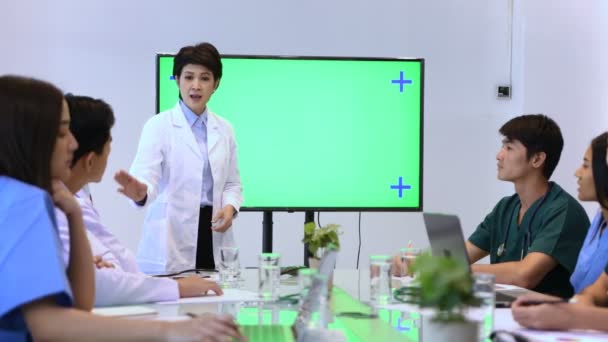 Conceito Médico Médico Está Explicando Reunião Visualizando Uma Tela Verde — Vídeo de Stock