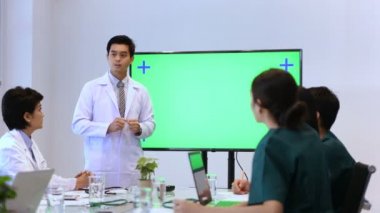 Tıbbi konsept. Doktor toplantıyı yeşil ekranda izleyerek açıklıyor. 4k Çözünürlüğü.