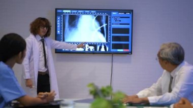 Tıbbi konsept. Doktor, toplantı odasında çelişkili bilgiler sunuyor. 4k Çözünürlüğü.