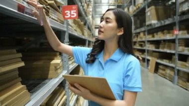 İş kavramları. Kız depodaki malların dengesini kontrol ediyor. 4k Çözünürlüğü.