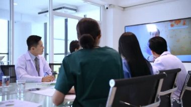 Tıbbi konsept. Doktor hastanede internetten görüşecek. 4k Çözünürlüğü.