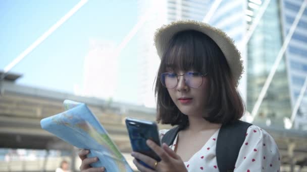 Conceito Turismo Meninas Asiáticas Estão Procura Atrações Turísticas Com Cidade — Vídeo de Stock