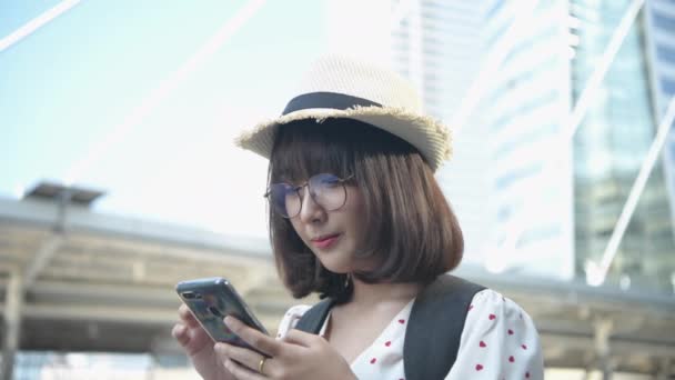 観光コンセプト アジアの女の子たちが市内で携帯電話を演奏している 4K分解能 — ストック動画