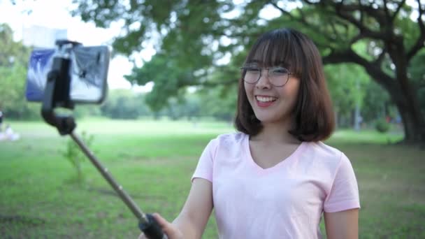 Concepto Turístico Una Chica Asiática Está Tomando Una Foto Jardín — Vídeo de stock